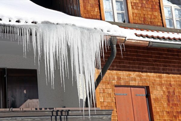 Melting-snow-on-roof